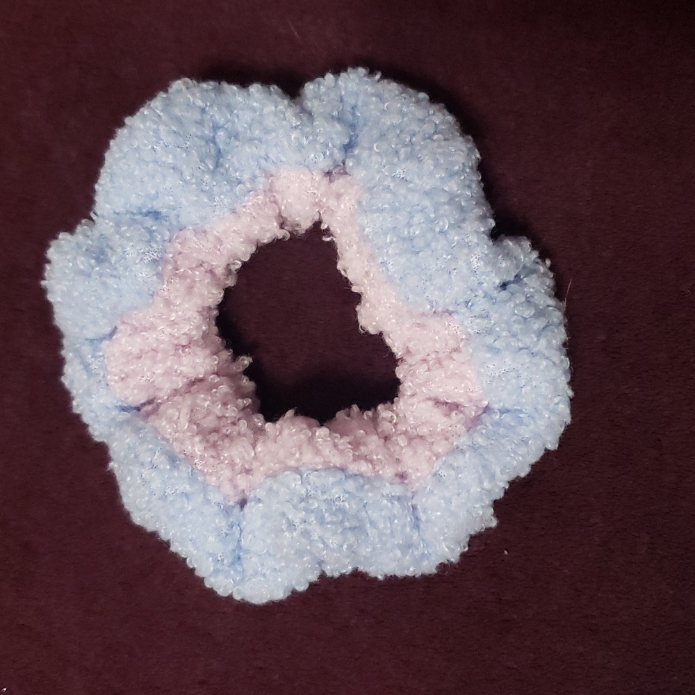 🔴 🆓️ FREE* Fuzzy Pastel Teddy Oversized Color Block Hair Scrunchie 🔴